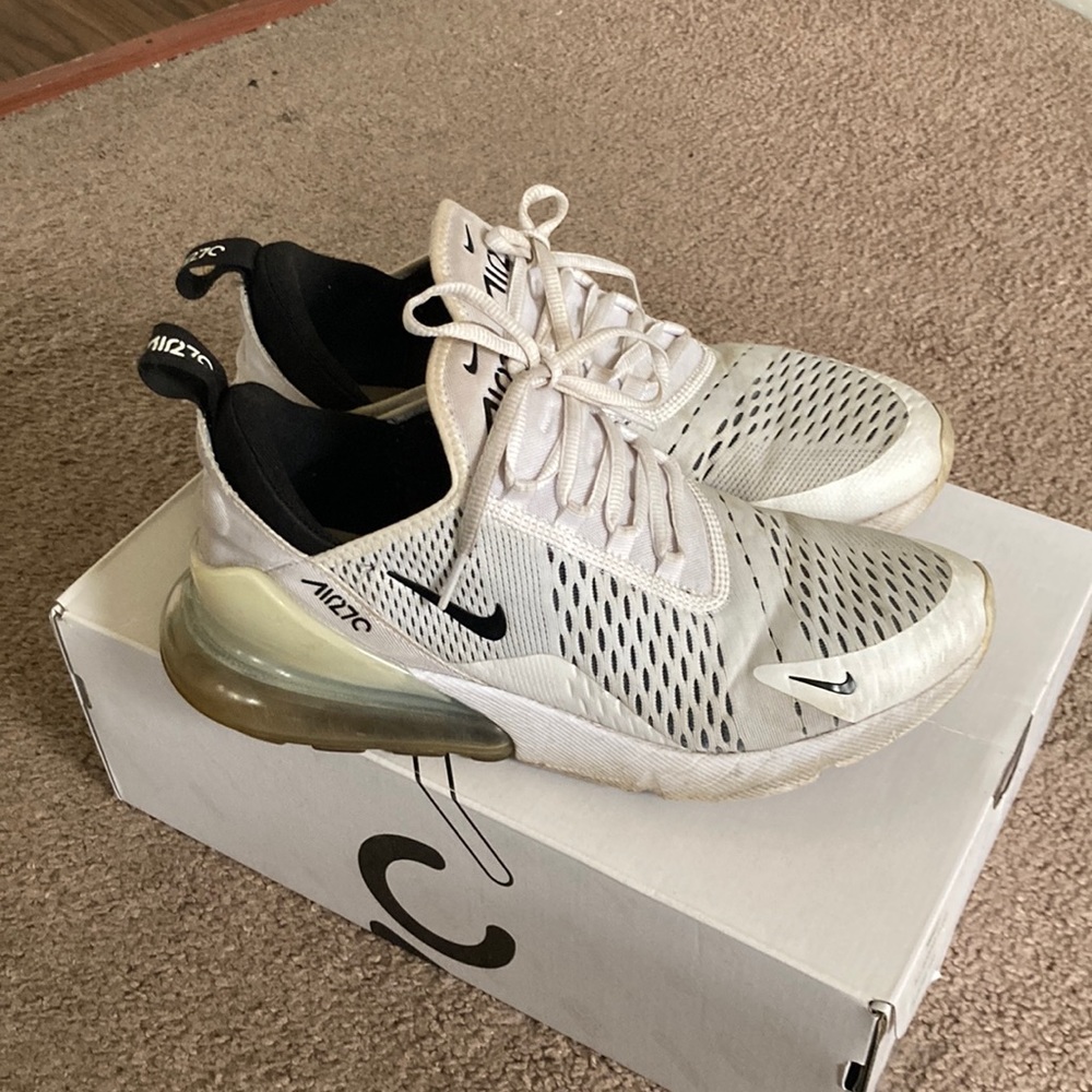 Good Condition AirMax270’s with Box in Men’s size 8.5 Women’s Size 10